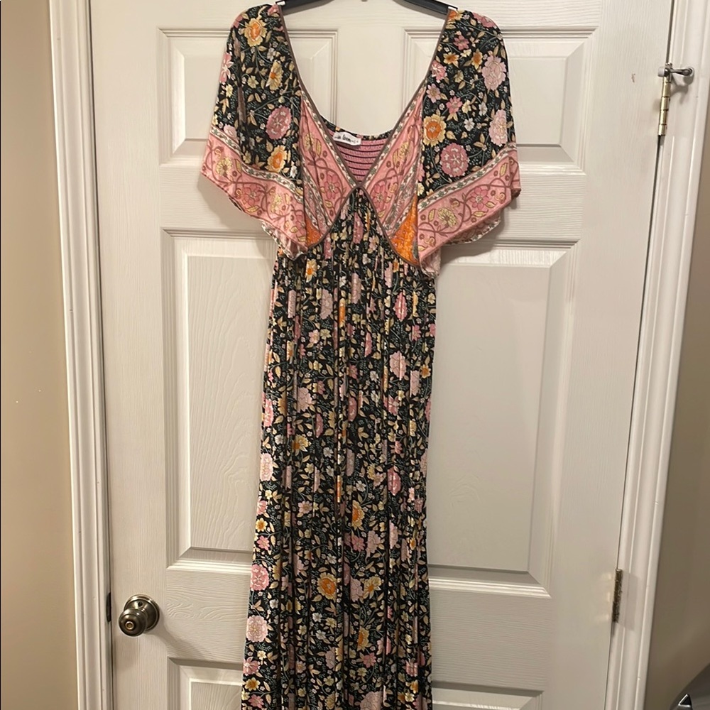 Chic Floral Maxi Dress in Black and Pink